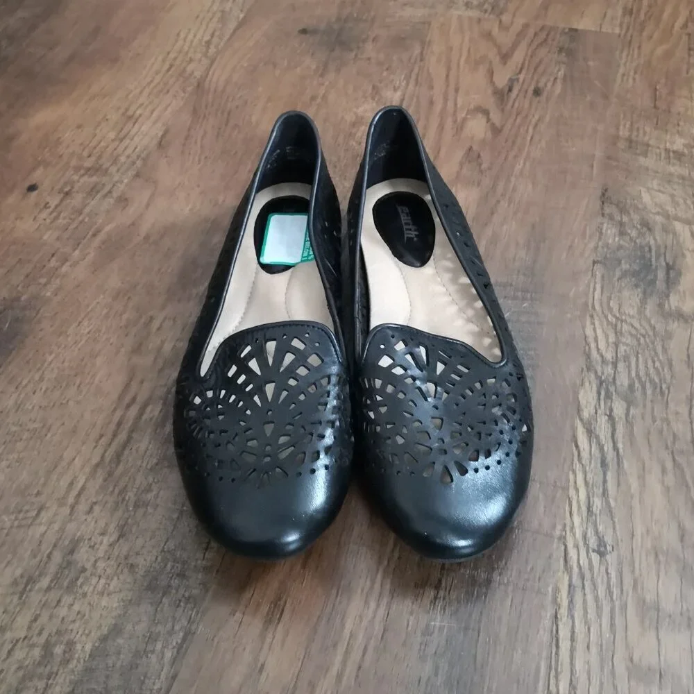 New Earth Women's Begonia Geometric Cutouts‎ Leather Comfort Flats Black Size 9B